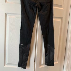 Alo leggings size small with zipper detailing